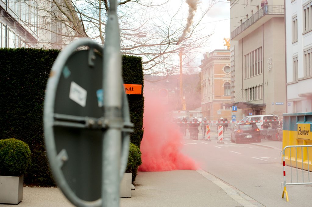 Roter Rauch steigt auf