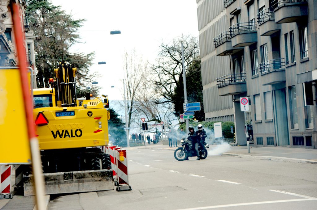 Ein Polizei-Motorrad trifft als erstes bei der Demonstration ein