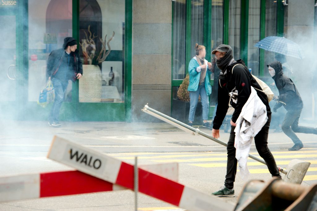 Die Strasse wird verbarrikadiert