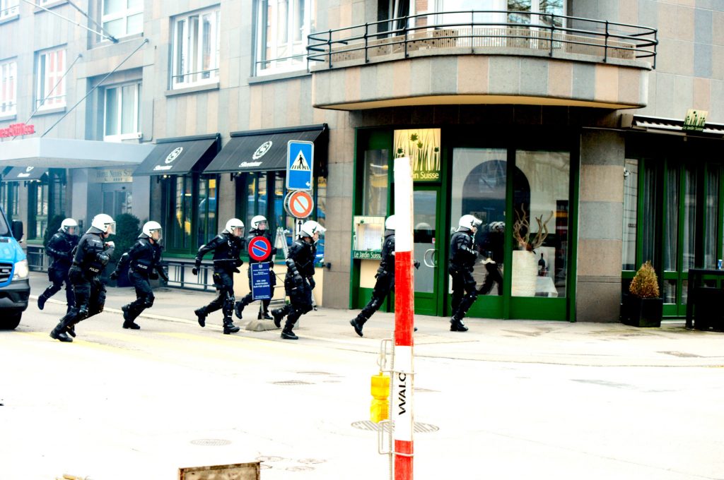 Riotcops verfolgen die Demonstrant*innen