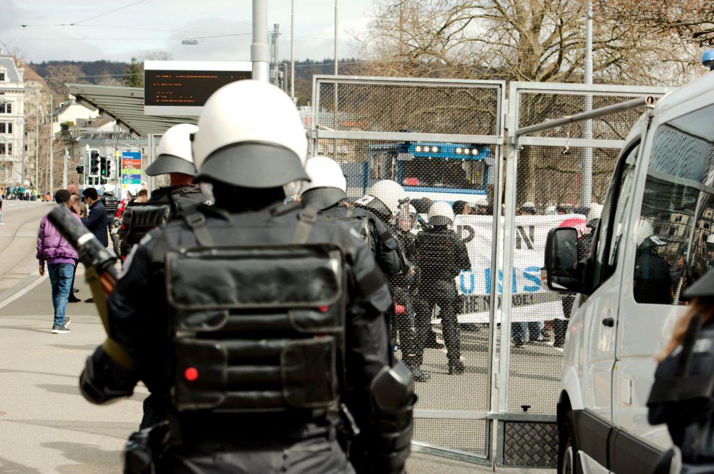 Die Polizei bildet mit Gitterwagen einen Kessel