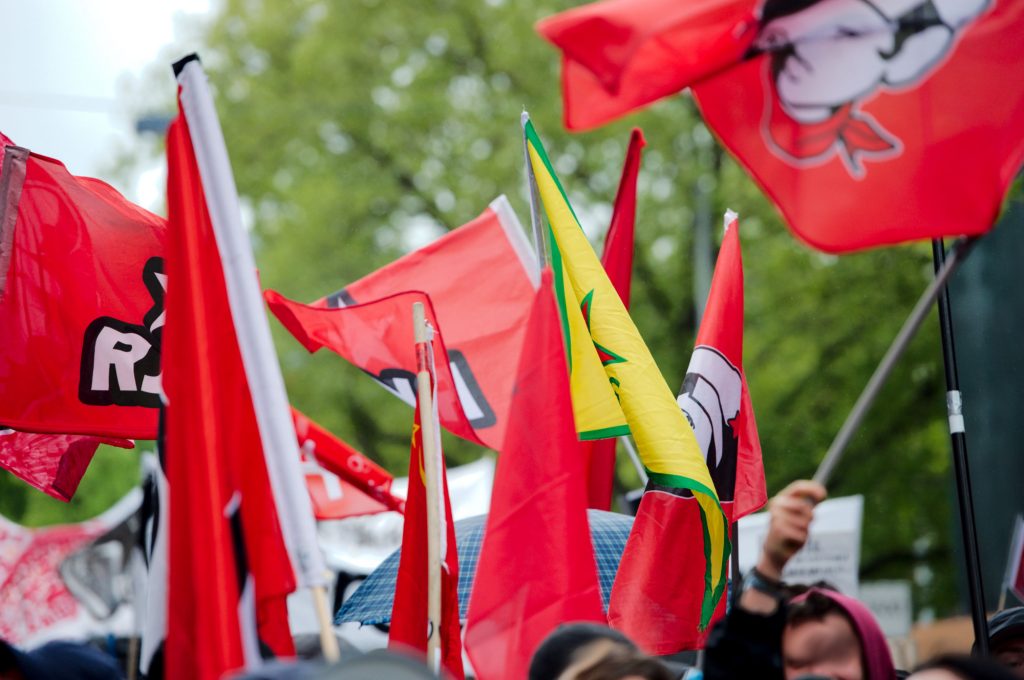 Ein Fahnenmeer - jedoch nicht der Rote Falken Block