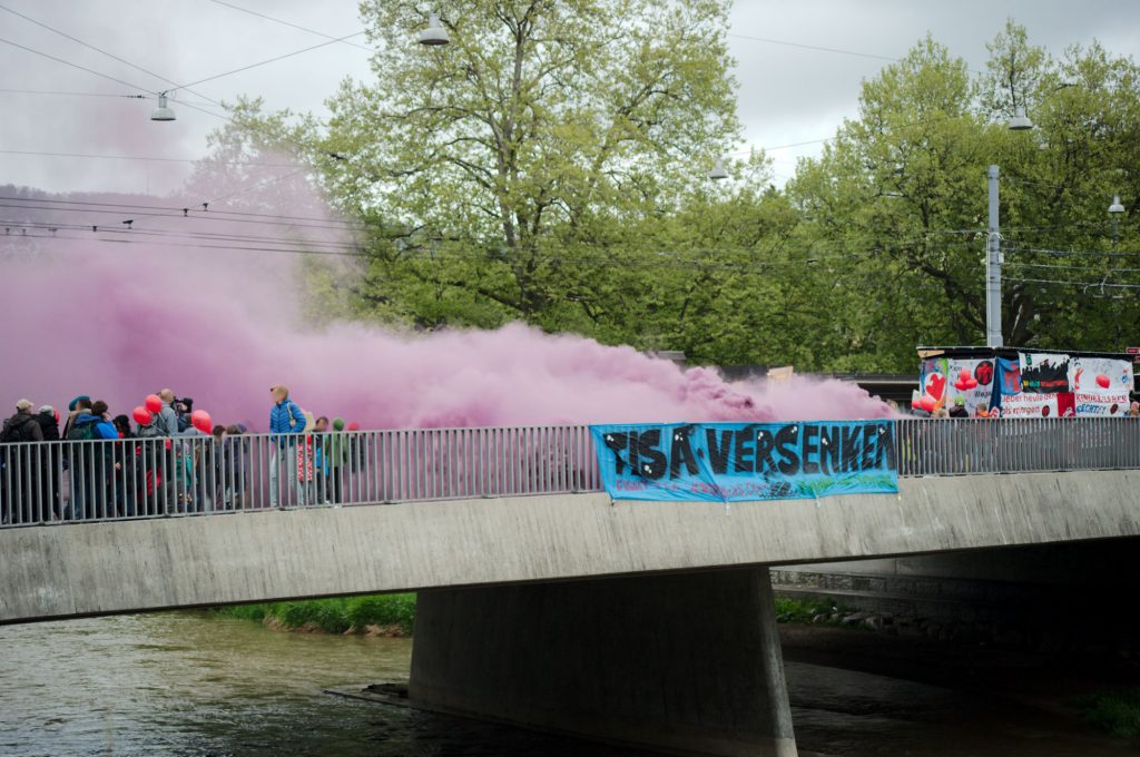 Das TISA versenken Transparent an der Gessnerbrücke
